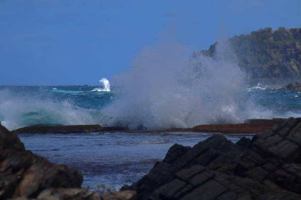forti onde che colpiscono le rocce sulla spiaggia di leao a noronha, praia do leao. - leao foto e immagini stock