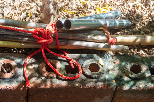 nudo de cuerda, cuerda atar un nudo con un palo de bambú en el suelo - tied knot rope adversity emotional stress fotografías e imágenes de stock