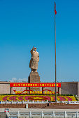 die-statue-von-mao-zedong-im-zentrum-der-stadt-kashgar-xinjiang-china.jpg?b=1&s=170x170&k=20&c=x3rPjRUJtHrOGe8lkoMhINUV9wMeqqwUhVtTFKJOBxw=