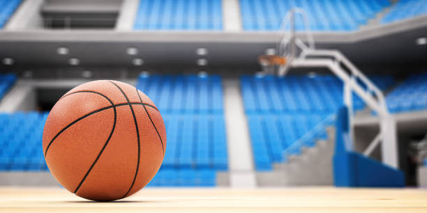 pelota de baloncesto en la cancha de baloncesto en una arena de baloncesto vacía. - pelota de baloncesto fotografías e imágenes de stock