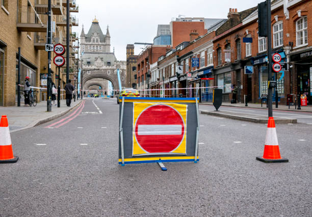 bloqueio de estrada da polícia em tower bridge road, southwark - pedestrian accident england street - fotografias e filmes do acervo