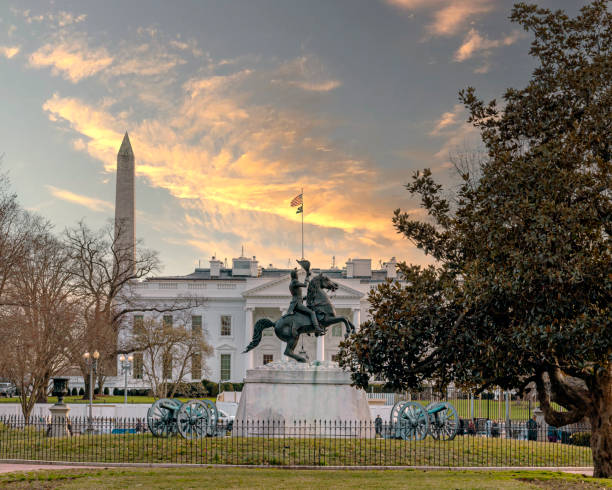 앤드류 잭슨의 동상이있는 백악관과 워싱턴 기념물 - white house president of the usa lafayette square eastern usa 뉴스 사진 이미지