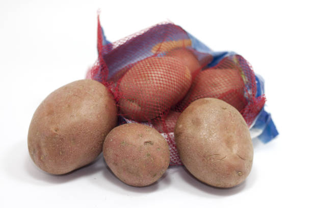 patatas rojas en la red - red potato raw potato market red fotografías e imágenes de stock