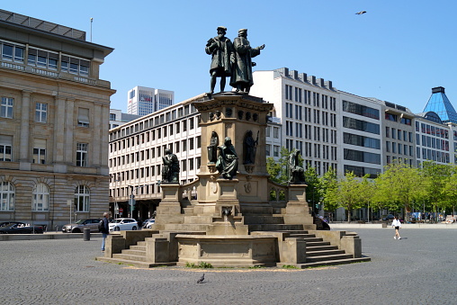 Johannes Gutenberg Monument, inaugurated in 1858, memorial and fountain on the Rossmarkt, sculptural work by Eduard Schmidt von der Launitz, Frankfurt, Germany