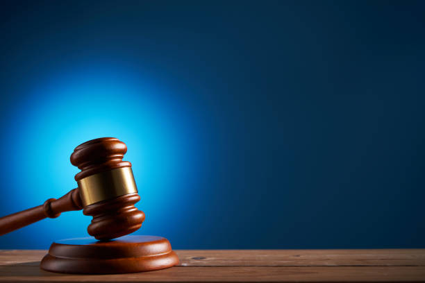 martillo martillo sobre fondo azul con espacio de copia - gavel auction judgement legal system fotografías e imágenes de stock