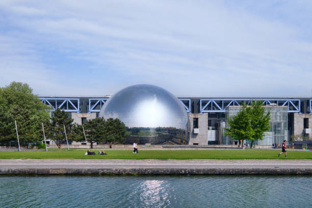 Paris Mirror sphere at Cite des Sciences et de l'Industrie Paris, France - May, 2022: La Geode in the Parc de la Villette. Its a mirror-finished geodesic dome with an Omnimax theatre at the Cite des Sciences et de l Industrie industrie stock pictures, royalty-free photos & images