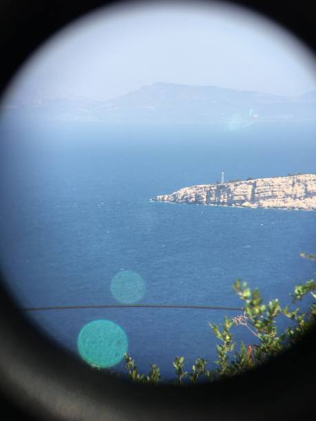 双眼鏡からの海の眺め - binoculars point of view ストックフォトと画像