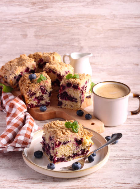 istock Classic blueberry buckle cake – crumble topping berry cake 1414833776