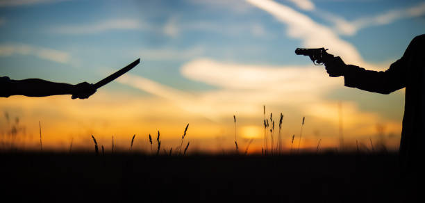 katana contra revólver lucha en el campo. estados unidos, taiwán vs china en el concepto de guerra política mundial - hostile environment fotografías e imágenes de stock