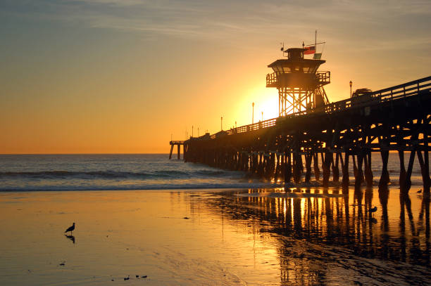 puesta del sol sobre el muelle - pacific ocean tourist resort day reflection fotografías e imágenes de stock