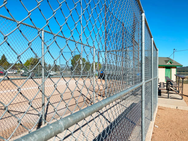 clôture de pirogue de baseball terrain de sport terrain de sport parc public clôture scolaire - pit house photos et images de collection