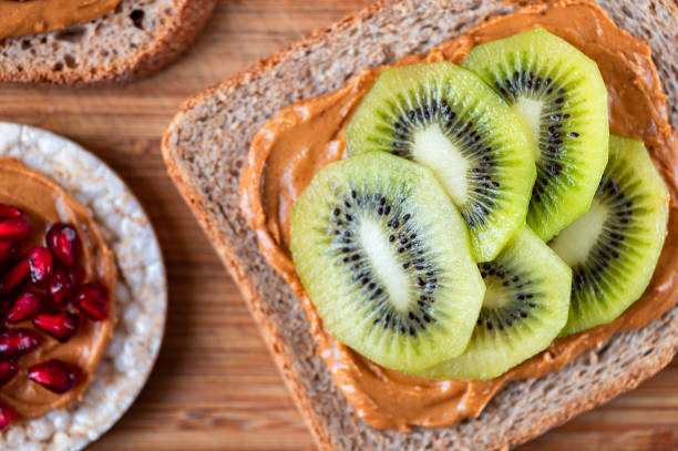 ouvert des sandwiches équilibrés - appetizer bread breakfast cashew photos et images de collection