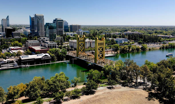 widok z lotu ptaka na tower bridge. pokazując budynek stolicy, rzekę sacramento, stare sacramento i centra finansowe w west sacramento - sacramento county zdjęcia i obrazy z banku zdjęć