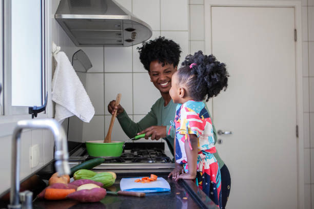 madre e hija cocinando alimentos saludables - cooking domestic kitchen vegetable soup fotografías e imágenes de stock