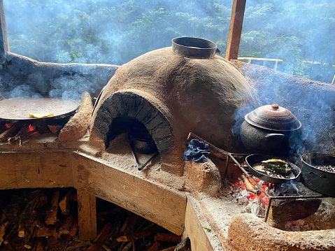 Cocinar en una cocina rústica en el México rural photo