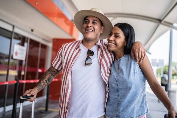 пара, покидающая аэропорт после перелета - travel to mexico стоковые фото и изображения