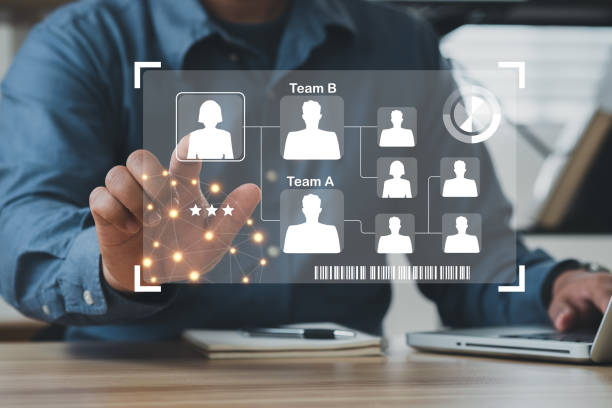 HR specialists analyzing the market of freshers to boost the intern program at international consulting company. Hiring new talented crew. Social media hologram icons. especialistas en recursos humanos analizando el mercado de los estudiantes de primer año para impulsar el programa de pasantías en una empresa de consultoría internacional. contratación de nueva tripulación talentosa. iconos de hologramas de redes soc