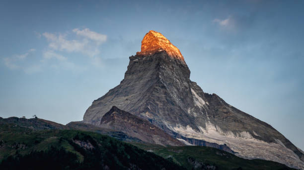 leuchtender matterhorn peak zermatt matterhorn sonnenaufgang schweizer alpen - sunrise european alps mountain alpenglow stock-fotos und bilder