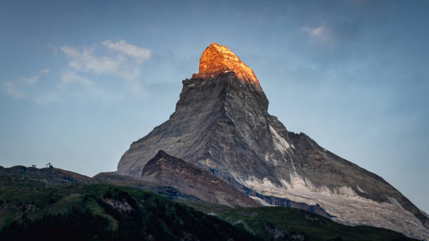 светящийся маттерхорн пик церматт маттерхорн восход солнца швейцарские альпы - switzerland european alps mountain alpenglow стоковые фото и изображения
