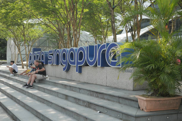 centro commerciale plaza singapore con persone che camminano sulla strada - editorial asia singapore tourist foto e immagini stock