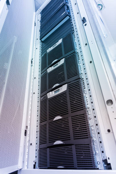 serwerownia z rzędem szaf serwerowych - network server rack data center in a row zdjęcia i obrazy z banku zdjęć