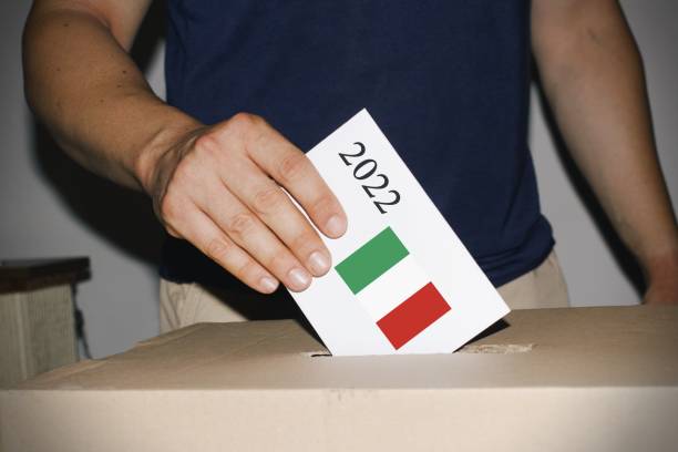 voto di persona, concetto di elezione . - italian elections foto e immagini stock