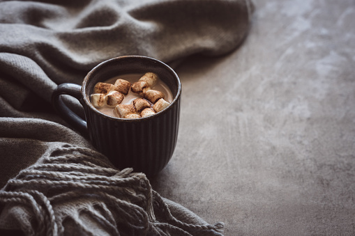 Una taza de cacao caliente con malvaviscos photo