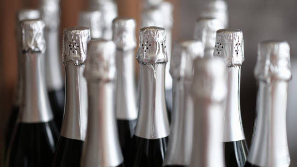 bottiglie di champagne sono in mostra nel ristorante - untagged bottle foto e immagini stock
