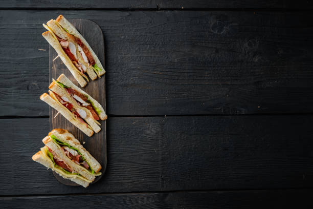 домашний сэндвич с индейкой, на черном деревянном фоне, вид сверху с местом для копирования текста - sandwich club sandwich ham turkey стоковые фото и изображения