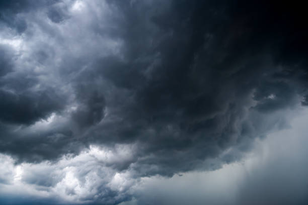 kuvapankkikuvat ja rojaltivapaat kuvat aiheesta tummat myrskypilvet taustalla, tummat pilvet ennen ukkosmyrskyä. - stratocumulus