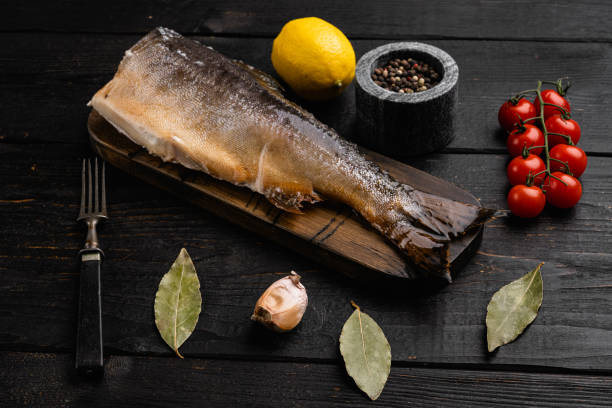 검은 나무 테이블 배경에 전체 뜨거운 훈제 생선 - trout prepared fish whole grilled 뉴스 사진 이미지