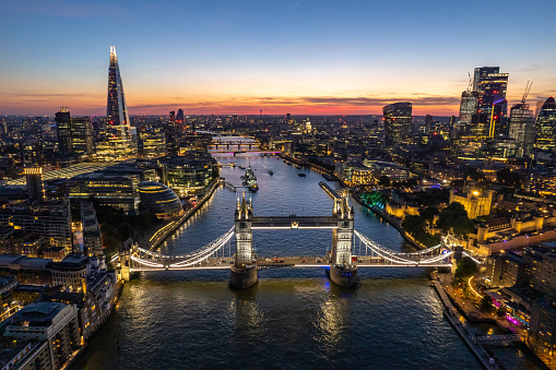 Londres Reino Unido Vista aérea del río Támesis y el London Tower Bridge en Twilight en hora azul photo
