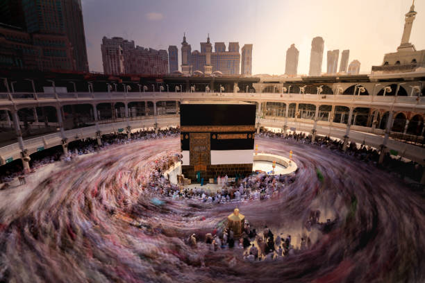 peregrinos musulmanes en la kaaba en la mezquita haram de la meca, arabia saudita, durante el hajj. - sacred site fotografías e imágenes de stock