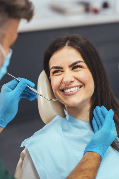 jeune femme heureuse pendant la procédure dentaire chez le dentiste. - human mouth human teeth indoors young women photos et images de collection