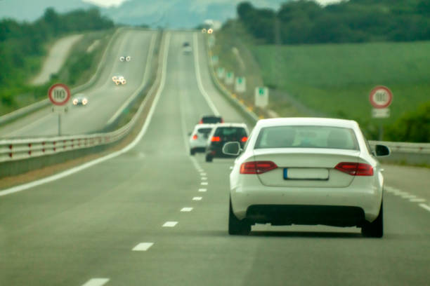 mehrspurige autobahn - driving industry land vehicle multiple lane highway stock-fotos und bilder