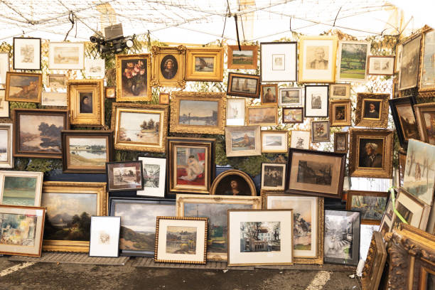 A flea market in Rome in the area of ​​the Municipal Stadium. Among books, mirrors and various junk stands the absorbed gaze of a painted woman