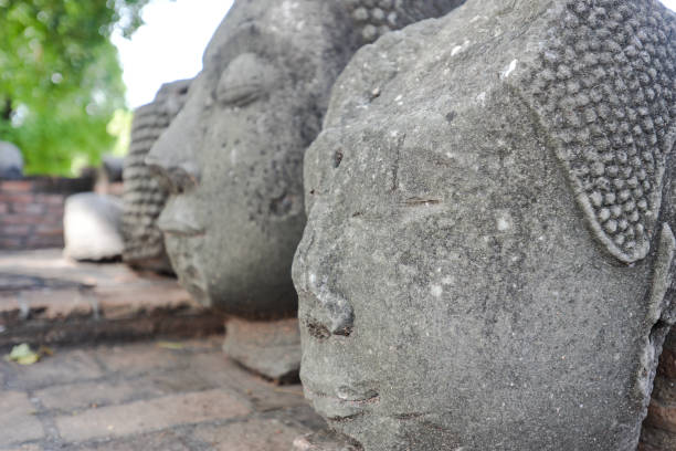cabeças de buda encontradas em wat ratchaburana de ayutthaya na tailândia - ratchaburana - fotografias e filmes do acervo