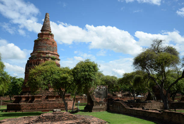 wat ratchaburana d’ayutthaya en thaïlande contre un ciel bleu - clear sky asia sky old ruin photos et images de collection