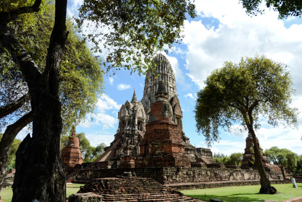 wat ratchaburana de ayutthaya na tailândia contra um céu azul - ratchaburana - fotografias e filmes do acervo