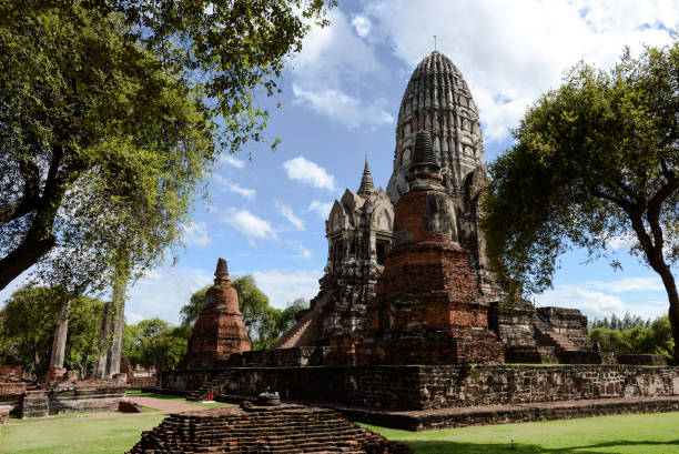 wat ratchaburana de ayutthaya na tailândia contra um céu azul - ratchaburana - fotografias e filmes do acervo