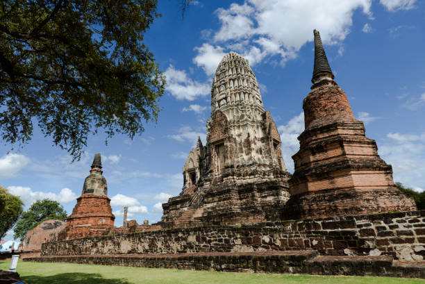 wat ratchaburana d’ayutthaya en thaïlande contre un ciel bleu - clear sky asia sky old ruin photos et images de collection