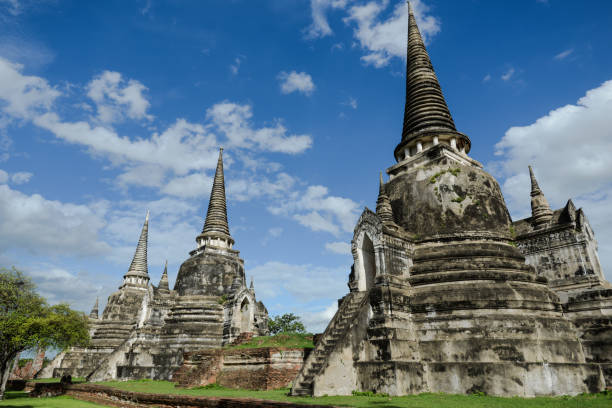 wat phra si sanphet d’ayutthaya en thaïlande contre un ciel bleu - clear sky asia sky old ruin photos et images de collection