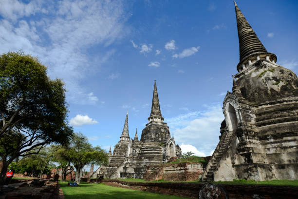 wat phra si sanphet d’ayutthaya en thaïlande contre un ciel bleu - clear sky asia sky old ruin photos et images de collection