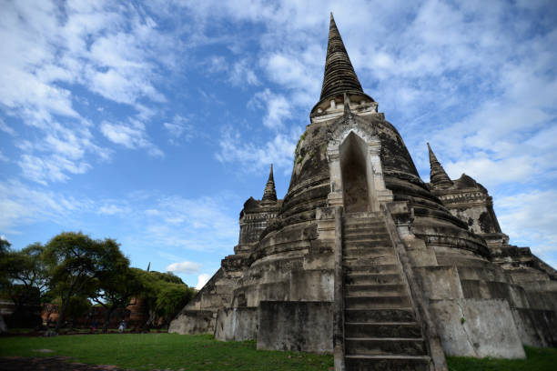 wat phra si sanphet d’ayutthaya en thaïlande contre un ciel bleu - clear sky asia sky old ruin photos et images de collection