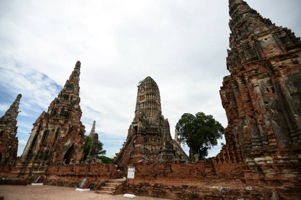 wat chai wattanaram temple compex d’ayutthaya en thaïlande contre un ciel bleu - clear sky asia sky old ruin photos et images de collection