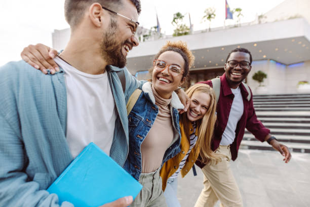 wesoła wieloetniczna grupa studentów na ulicy - twenty first zdjęcia i obrazy z banku zdjęć