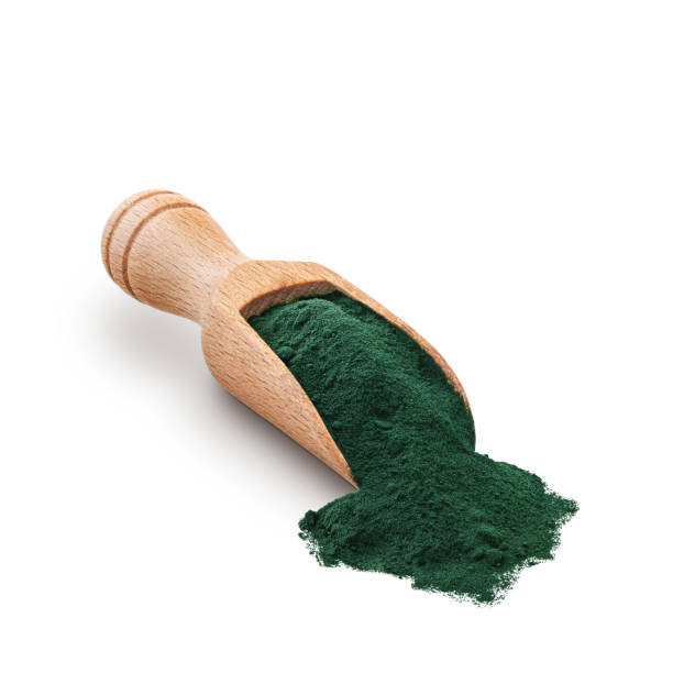 colher de madeira cheia de pó de espirulina isolado em branco - spirulina bacterium seaweed food clipping path - fotografias e filmes do acervo