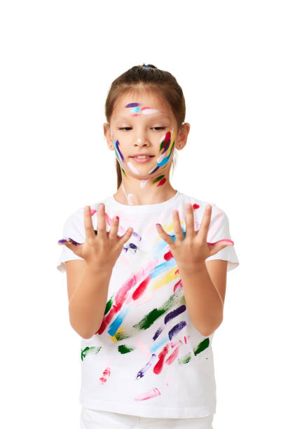 niña mostrando las manos pintadas en pintura de colores - confusion single object human finger one person fotografías e imágenes de stock