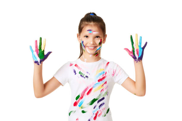 niña pequeña con las manos pintadas con pintura colorida - confusion single object human finger one person fotografías e imágenes de stock