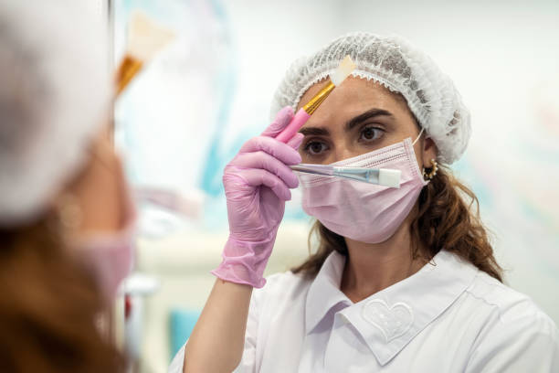 istock cosmetologist woman shows bones for applying an alginate mask. 1414995352